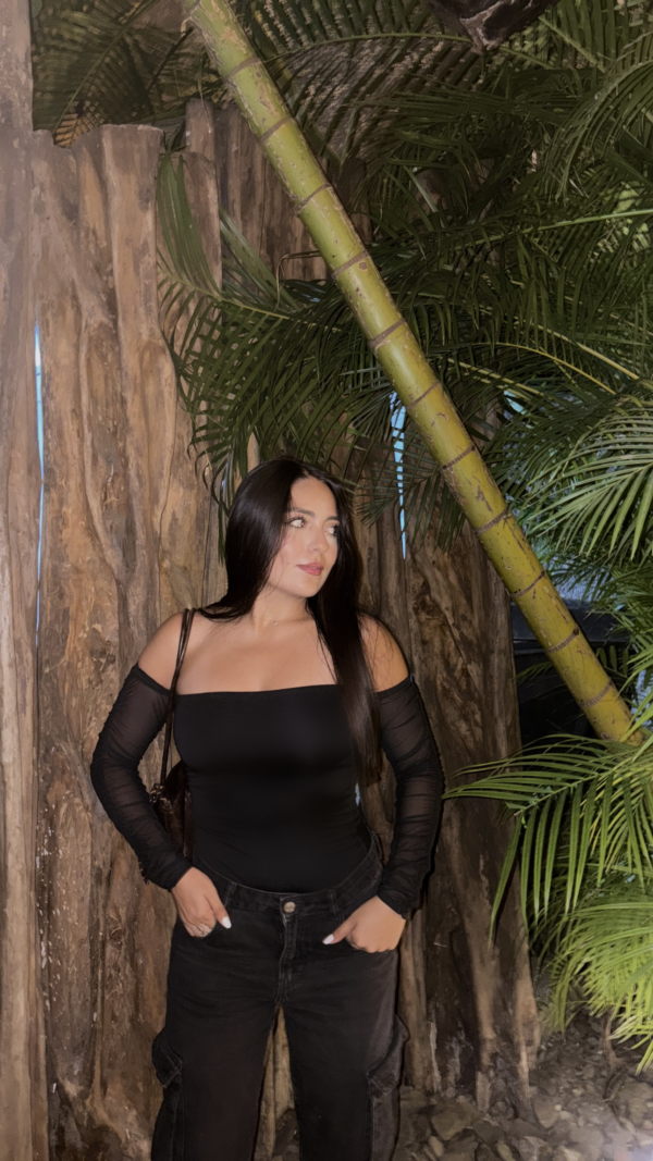 El Body Charlotte es una prenda versátil y sofisticada que destaca por sus detalles únicos. Confeccionado en tela licrada doble de alta calidad, garantiza un ajuste perfecto al cuerpo con suavidad, soporte y frescura. Su diseño combina una base minimalista con mangas en mesh enresortadas, aportando un toque elegante y moderno que eleva cualquier look. Disponible en tallas XS a XL. Material: Tela licrada doble y mangas en mesh suave y ligera. Diseño: Body de silueta minimalista con mangas en mesh enresortadas. Ajuste: Ceñido al cuerpo, realza y estiliza la figura. Tallas: XS, S, M, L, XL. Cuidados: Lavar a mano o en ciclo delicado; secar a la sombra y planchar a baja temperatura.