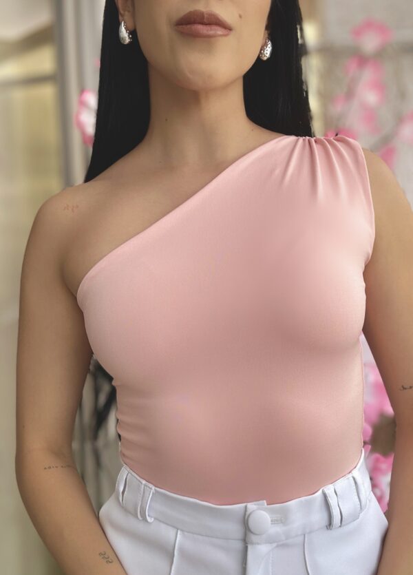 body de una sola manga color rosa con fruncido lateral