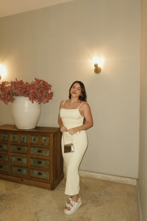 Vestido Ecclaire midi color crema en tela licrada doble con tiras delgadas y ajuste ceñido elegante.