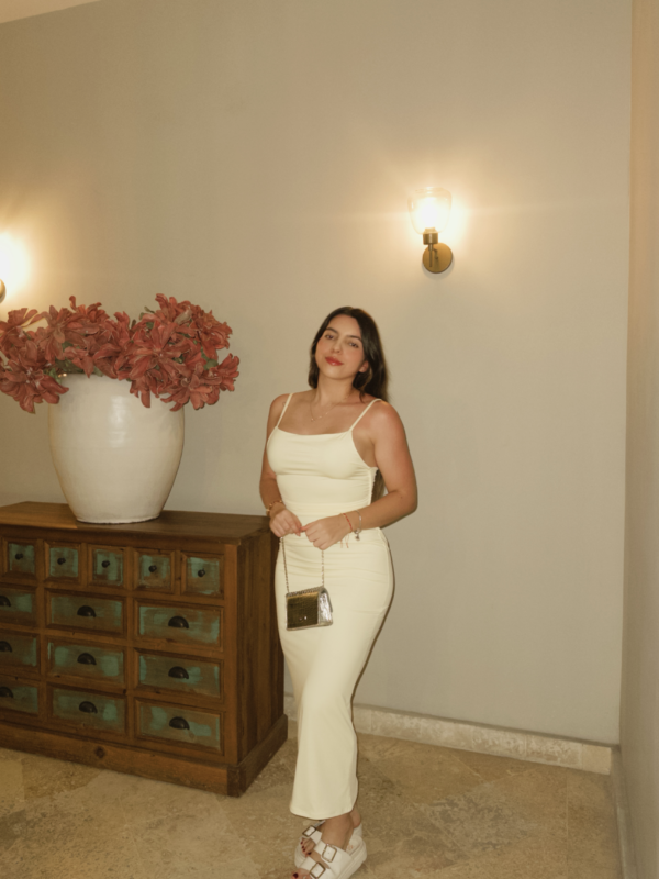 Vestido Ecclaire Midi en Tela Licrada Doble – Elegante y Minimalista Vestido Ecclaire midi color crema en tela licrada doble con tiras delgadas y ajuste ceñido elegante.