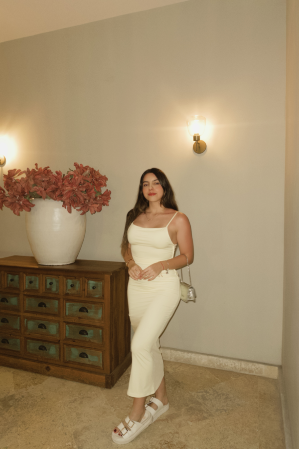 Vestido Ecclaire Midi en Tela Licrada Doble – Elegante y Minimalista
