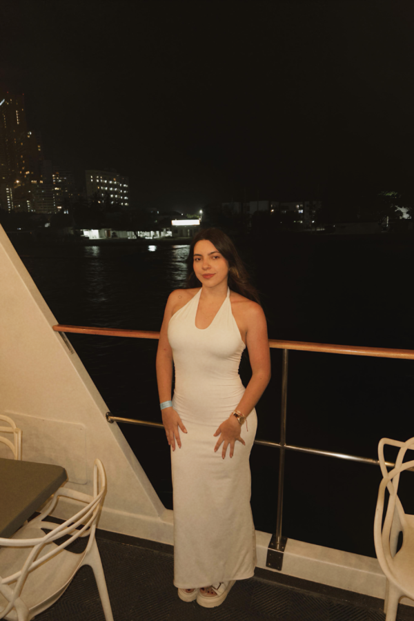 Vestido Eclipse estilo halter con silueta ajustada en tela licrada doble, diseño elegante y femenino.