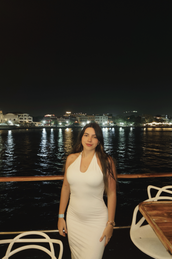 Vestido Eclipse blanco estilo halter con silueta ajustada en tela licrada doble, diseño elegante y femenino.