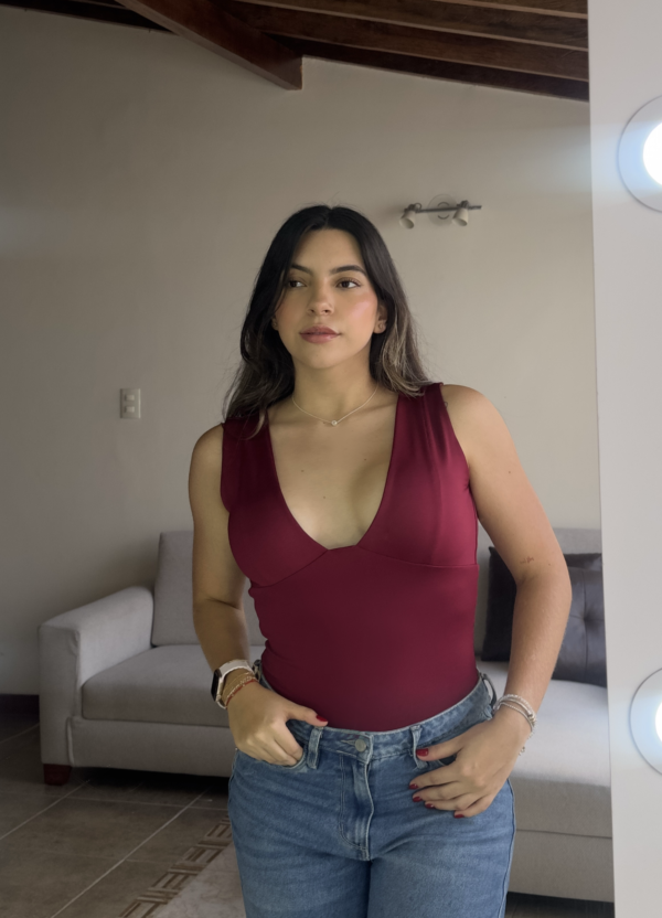 body escote v genoveva en tela licrada