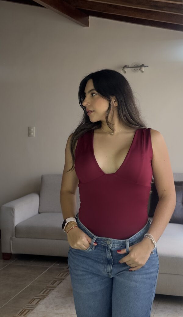 El Body Genoveva es una pieza elegante y favorecedora que realza la silueta con un diseño femenino y atemporal. Confeccionado en tela licrada doble de alta calidad, ofrece suavidad, elasticidad y un ajuste cómodo que moldea el cuerpo con naturalidad. Su escote en V profundo estiliza el torso y resalta el escote de forma sutil, convirtiéndolo en una prenda versátil y sofisticada que se adapta a diferentes estilos. Disponible en tallas XS a XL. Detalles del Producto Material: Tela licrada doble, suave, elástica y de soporte medio-alto. Diseño: Body de escote en V con tirantes anchos y silueta limpia que realza la figura con elegancia. Ajuste: Corte ceñido que se adapta al cuerpo y define la silueta sin perder comodidad. Tallas: XS, S, M, L, XL. Cuidados: Lavar a mano o en ciclo delicado; secar a la sombra; evitar planchas a alta temperatura para conservar la elasticidad.