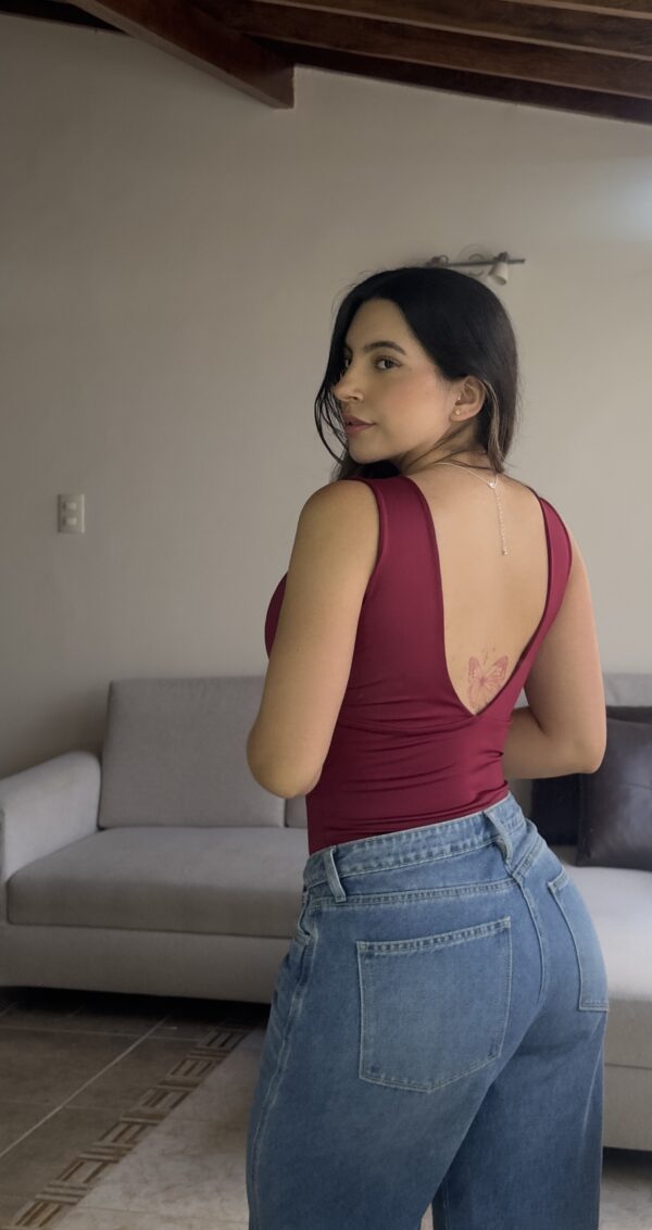 El Body Genoveva es una pieza elegante y favorecedora que realza la silueta con un diseño femenino y atemporal. Confeccionado en tela licrada doble de alta calidad, ofrece suavidad, elasticidad y un ajuste cómodo que moldea el cuerpo con naturalidad. Su escote en V profundo estiliza el torso y resalta el escote de forma sutil, convirtiéndolo en una prenda versátil y sofisticada que se adapta a diferentes estilos. Disponible en tallas XS a XL. Detalles del Producto Material: Tela licrada doble, suave, elástica y de soporte medio-alto. Diseño: Body de escote en V con tirantes anchos y silueta limpia que realza la figura con elegancia. Ajuste: Corte ceñido que se adapta al cuerpo y define la silueta sin perder comodidad. Tallas: XS, S, M, L, XL. Cuidados: Lavar a mano o en ciclo delicado; secar a la sombra; evitar planchas a alta temperatura para conservar la elasticidad.