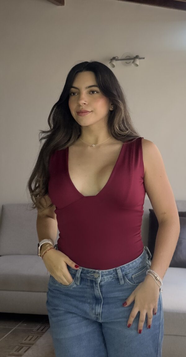 El Body Genoveva es una pieza elegante y favorecedora que realza la silueta con un diseño femenino y atemporal. Confeccionado en tela licrada doble de alta calidad, ofrece suavidad, elasticidad y un ajuste cómodo que moldea el cuerpo con naturalidad. Su escote en V profundo estiliza el torso y resalta el escote de forma sutil, convirtiéndolo en una prenda versátil y sofisticada que se adapta a diferentes estilos. Disponible en tallas XS a XL. Detalles del Producto Material: Tela licrada doble, suave, elástica y de soporte medio-alto. Diseño: Body de escote en V con tirantes anchos y silueta limpia que realza la figura con elegancia. Ajuste: Corte ceñido que se adapta al cuerpo y define la silueta sin perder comodidad. Tallas: XS, S, M, L, XL. Cuidados: Lavar a mano o en ciclo delicado; secar a la sombra; evitar planchas a alta temperatura para conservar la elasticidad.