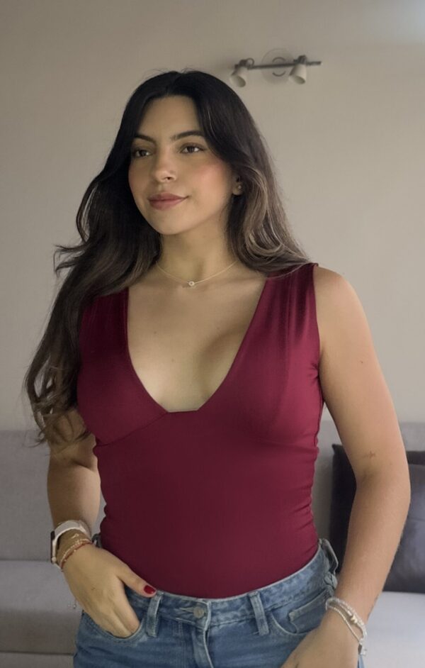 El Body Genoveva es una pieza elegante y favorecedora que realza la silueta con un diseño femenino y atemporal. Confeccionado en tela licrada doble de alta calidad, ofrece suavidad, elasticidad y un ajuste cómodo que moldea el cuerpo con naturalidad. Su escote en V profundo estiliza el torso y resalta el escote de forma sutil, convirtiéndolo en una prenda versátil y sofisticada que se adapta a diferentes estilos. Disponible en tallas XS a XL. Detalles del Producto Material: Tela licrada doble, suave, elástica y de soporte medio-alto. Diseño: Body de escote en V con tirantes anchos y silueta limpia que realza la figura con elegancia. Ajuste: Corte ceñido que se adapta al cuerpo y define la silueta sin perder comodidad. Tallas: XS, S, M, L, XL. Cuidados: Lavar a mano o en ciclo delicado; secar a la sombra; evitar planchas a alta temperatura para conservar la elasticidad. El Body Genoveva es una pieza elegante y favorecedora que realza la silueta con un diseño femenino y atemporal. Confeccionado en tela licrada doble de alta calidad, ofrece suavidad, elasticidad y un ajuste cómodo que moldea el cuerpo con naturalidad. Su escote en V profundo estiliza el torso y resalta el escote de forma sutil, convirtiéndolo en una prenda versátil y sofisticada que se adapta a diferentes estilos. Disponible en tallas XS a XL. Detalles del Producto Material: Tela licrada doble, suave, elástica y de soporte medio-alto. Diseño: Body de escote en V con tirantes anchos y silueta limpia que realza la figura con elegancia. Ajuste: Corte ceñido que se adapta al cuerpo y define la silueta sin perder comodidad. Tallas: XS, S, M, L, XL. Cuidados: Lavar a mano o en ciclo delicado; secar a la sombra; evitar planchas a alta temperatura para conservar la elasticidad.