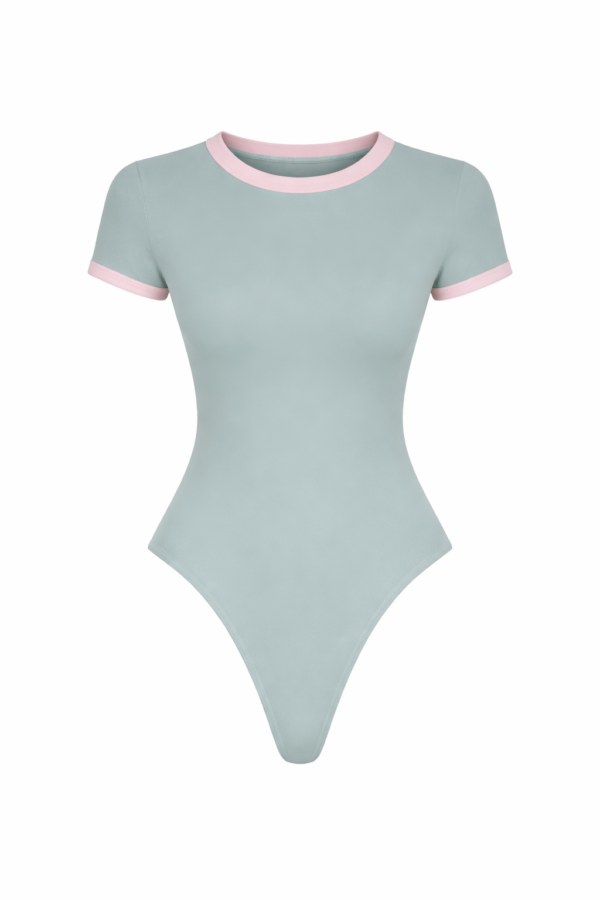 body verde con borde rosa claro