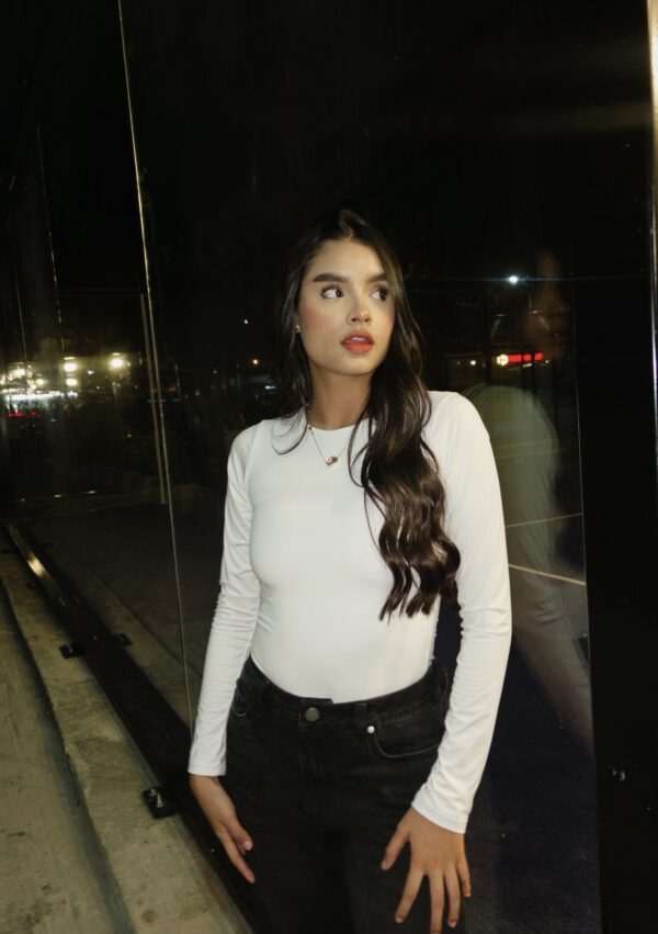 Blusa Essential es un básico atemporal que se convierte en un must-have dentro de cualquier clóset. Esta es nuestra versión en blusa manga larga de nuestro best seller, el Body Cereza, diseñada para quienes buscan la misma silueta y elegancia en una opción más versátil.